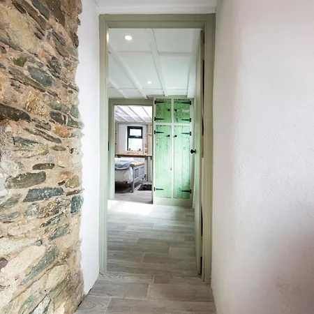 The Old Thatch Дом отдыха *